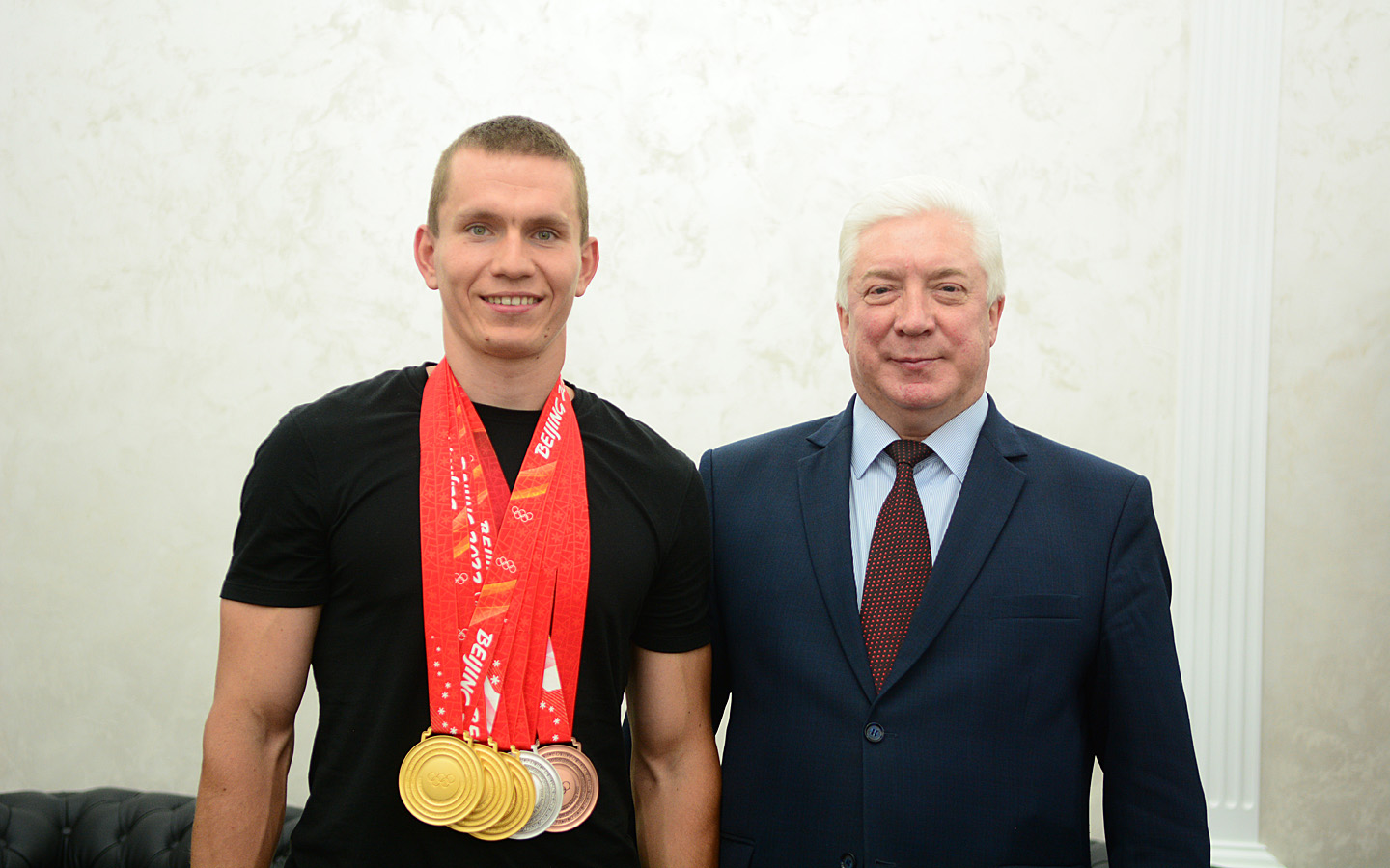 Ректор ПГУ Александр Гуляков поздравил Александра Большунова с вручением государственной награды