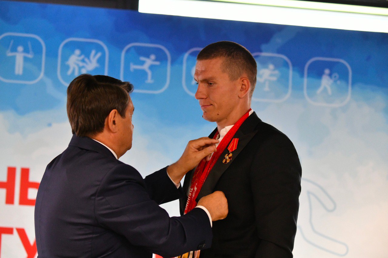 Ректор ПГУ Александр Гуляков поздравил Александра Большунова с вручением государственной награды
